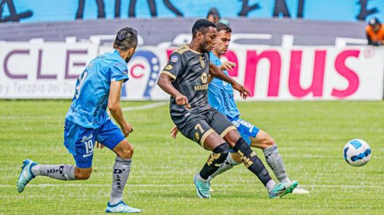 Jugadores de Macará y Cumbayá en el partido por la Fecha 11 de la segunda etapa de la LigaPro, 27 de octubre de 2024.