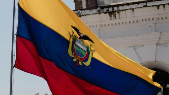 Bandera de Ecuador con el escudo nacional.