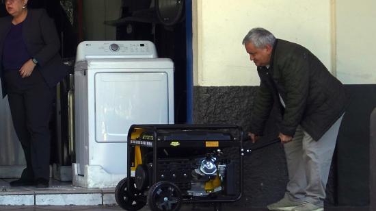 Locales de Cuenca sufren cortes de luz el 16 de octubre de 2024.