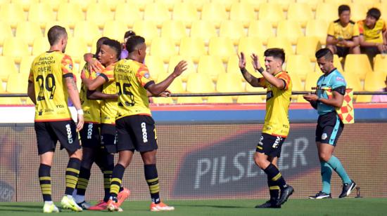 Jugadores de Barcelona SC celebrando su gol ante Delfín SC, 27 de octubre de 2024.