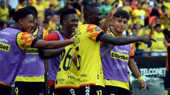 Janner Corozo y sus compañeros celebran un gol de Barcelona SC ante Delfín por la Fecha 11 de la LigaPro, el domingo 27 de octubre de 2024.