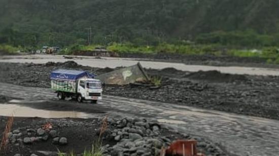 El río Upano, en la provincia de Morona Santiago, se desbordó por las intensas lluvias este lunes, 28 de octubre de 2024.