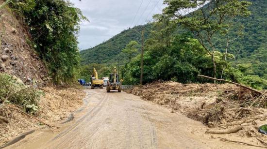 Un carril fue habilitado en la vía Baños-Puyo la tarde de este 28 de octubre de 2024, luego del cierre total por un deslizamiento debido a las fuertes lluvias.