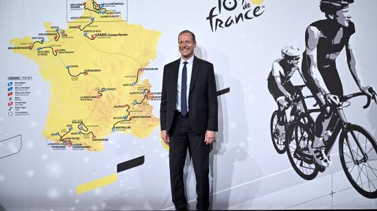 Christian Prudhomme, director del Tour de Francia, posa con el recorrido oficial de 2025.