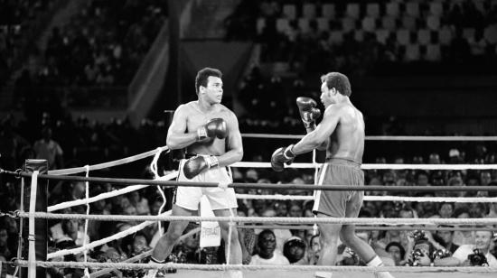 Muhamad Ali y George Foreman en la pelea conocida como el 'combate del siglo', hace 50 años.