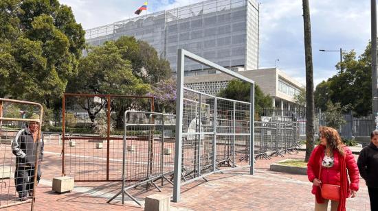 Las vallas rodean todos los puntos de acceso a la Asamblea Nacional.