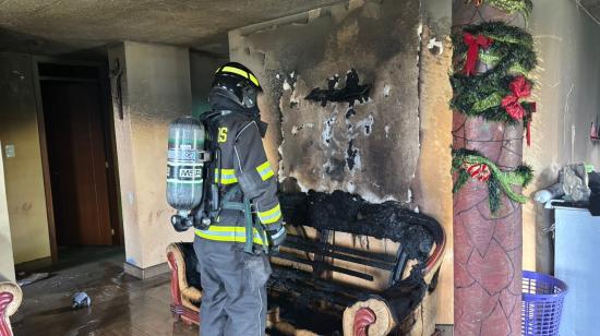 Un bombero en una casa afectada por un incendio que se generó por una vela, el 28 de octubre de 2024.