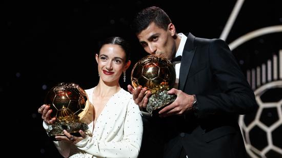 Los españoles Aitana Bonmati y Rodri posan con el trofeo del Balón de Oro, en París, el 28 de octubre de 2024.