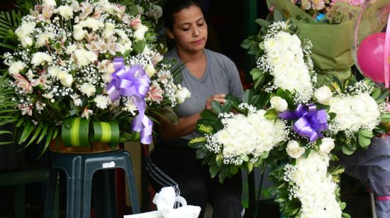 Horarios de cementerios y mercado de flores en Guayaquil durante el feriado del Día de los Difuntos