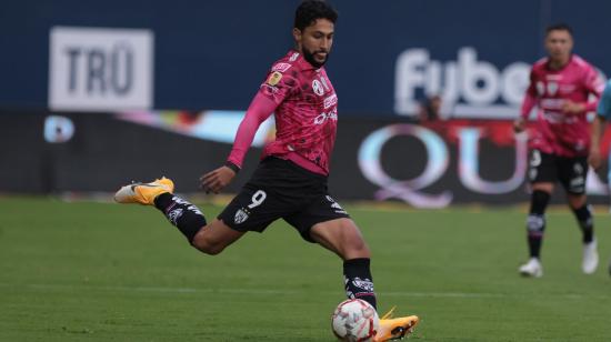 El colombiano Jeison Medina, de IDV, durante el partido ante Universidad Católica por Copa Ecuador, el 29 de octubre de 2024.