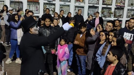 Recorrido nocturno guiado en el Cementerio Patrimonial de Cuenca por el Día de los Difuntos.