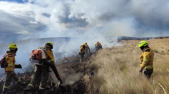 Bomberos de Quito trabajan en el combate del incendio forestal en el sector del volcán Antisana, este martes 29 de octubre de 2024.