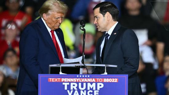 El senador estadounidense Marco Rubio, republicano de Florida, saluda al expresidente estadounidense y candidato presidencial republicano Donald Trump durante un mitin de campaña en el PPL Center en Allentown, Pensilvania, el 29 de octubre de 2024.