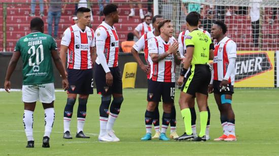 Jugadores de Liga de Quito se quejan con el árbitro, durante el partido ante Mushuc Runa por la LigaPro, el 26 de octubre de 2024.