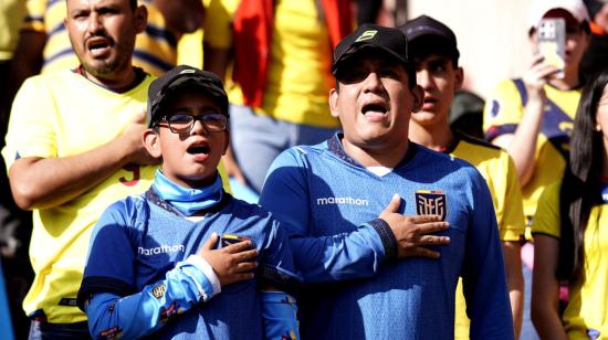 Hinchas de Ecuador cantando el himno nacional en el estadio Rodrigo Paz Delgado antes del partido con Perú por la Fecha 8 de Eliminatorias, el 10 de septiembre de 2024.