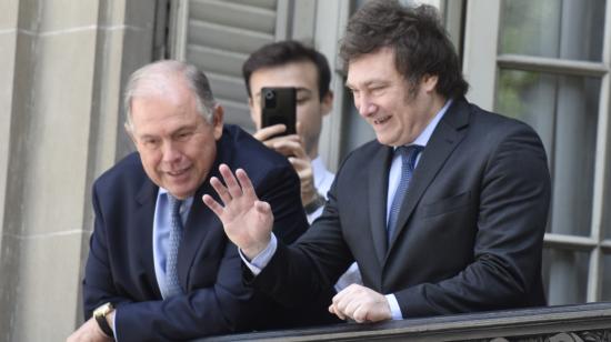 Fotografía de archivo del 9 de diciembre de 2023 del presidente de Argentina, Javier Milei (d), junto a Gerardo Werthein en la sede de la Cancillería Argentina.