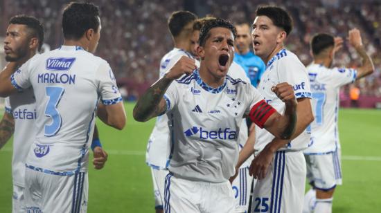 Jugadores de Cruzeiro celebran un gol de Kaio Jorge, el miércoles 30 de octubre, en la semifinal de vuelta de la Copa Sudamericana ante Lanús.