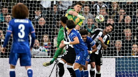 Los jugadores del Newcastle y del Chelsea disputan un balón en la Copa de la Liga, el miércoles 30 de octubre de 2024.