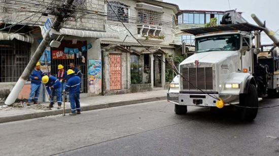 Personal de CNEL-EP realiza reparaciones en el Guasmo Sur, de Guayaquil.