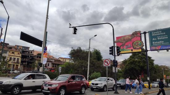 Semáforos apagados en la avenida 12 de Abril y Loja, en Cuenca, el 30 de octubre de 2024.