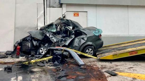 Auto quedó aplastado tras aparatoso accidente de tránsito en la avenida Juan Tanca Marengo, en Guayaquil