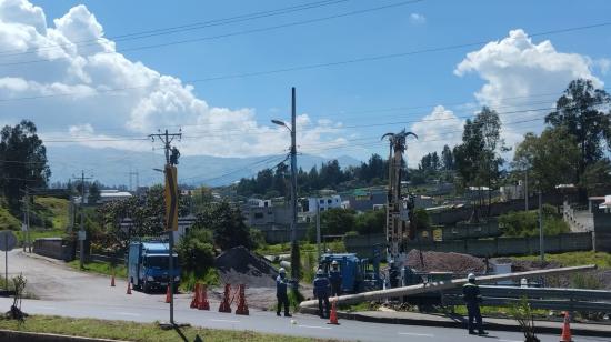 Trabajadores de la Empresa Eléctrica Quito inspeccionan el funcionamiento de postes de luz en Alangasí, el 31 de octubre de 2024.