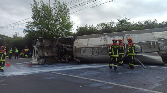 Tanquero de leche volcado en la avenida Simón Bolívar, en Quito, el 1 de noviembre de 2024.