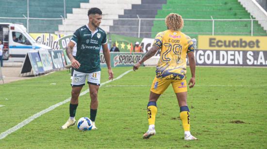 Walter Agustín Herrera y Carlos Cuero disputan un balón en la Fecha 12 de la LigaPro, el 1 de noviembre de 2024.