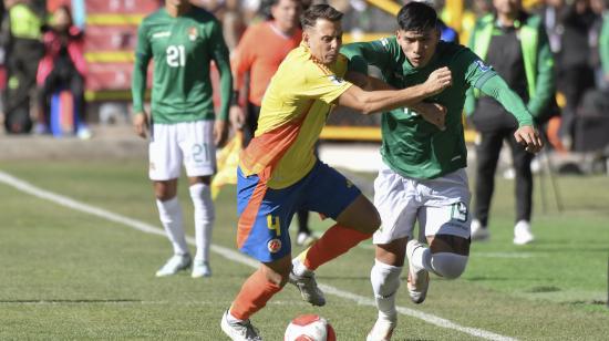 Jeyson Chura (d), de Bolivia, disputa el balón con Santiago Arias de Colombia, el 10 de octubre de 2024.