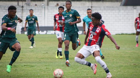 Jugadores de Toreros FC y de Deportivo Quito disputan un balón en el partido de los octavos de final de ida de la Segunda Categoría, el sábado 2 de octubre de 2024.