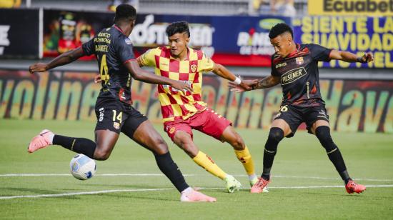 Los jugadores de Aucas y Barcelona SC disputan un balón durante la Fecha 12 de la segunda etapa de la LigaPro, el sábado 2 de noviembre de 2024 en el estadio Gonzalo Pozo Ripalda.