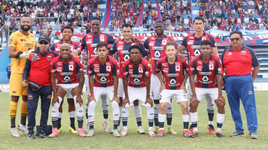 Los jugadores del Deportivo Quito posan antes del partido ante Toreros FC en la ida de los octavos de final de Segunda Categoría, el sábado 2 de noviembre de 2024.