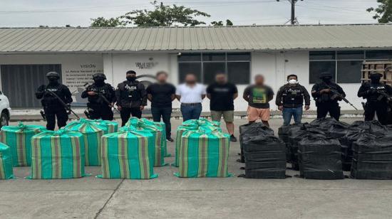 Un ecuatoriano y tres extranjeros fueron detenidos junto a más de una tonelada de cocaína, en Portoviejo.