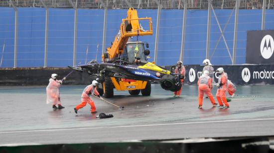 El monoplaza del piloto argentino de Williams, Franco Colapinto, es retirado de la pista tras un accidente en el Gran Premio de Sao Paulo de Fórmula 1, el 3 de noviembre de 2024.