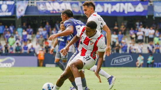 Jugadores de Emelec y Liga de Quito disputan un balón en el estadio Capwell, el domingo 3 de noviembre, por la Fecha 12 de la LigaPro.