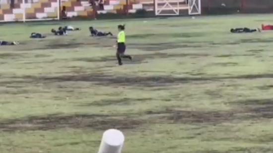 Jugadores derribados en Chicha (Perú) tras la caída de un rayo en pleno partido, el 3 de noviembre de 2024.