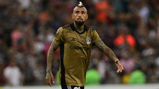 El mediocampista de Colo-Colo Arturo Vidal hace un gesto durante el partido de ida de la fase de grupos de la Copa Libertadores ante Fluminense de Brasil, el 9 de abril de 2024.