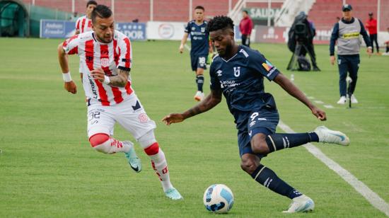 El jugador José Fajardo, de Universidad Católica, disputa un balón con Carlos Pérez de Técnico Universitario en la Fecha 12 de la LigaPro, el 4 de noviembre de 2024 en el estadio Bellavista.