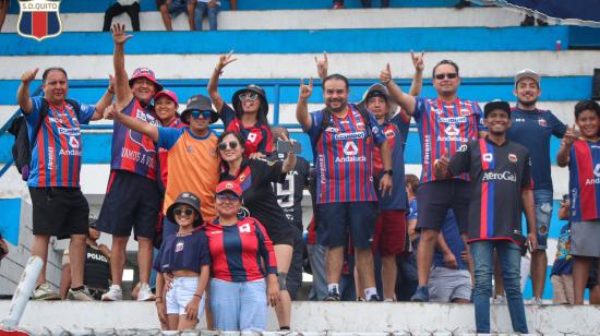 Hinchas del Deportivo Quito, en el partido de ida ante Toreros por la Segunda Categoría, el 3 de noviembre de 2024.