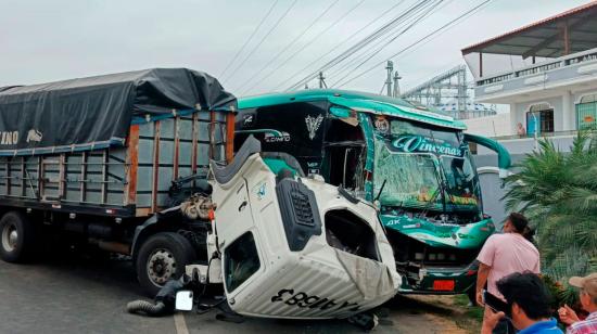 Camión y bus interprovincial implicados en accidente de tránsito en la vía a Daule, en Guayas.