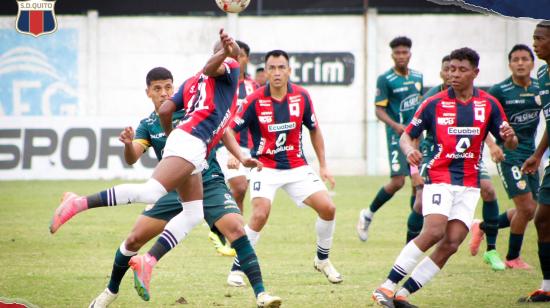 Jugadores de Deportivo Quito y Toreros, en el partido de ida de los octavos de final de la Segunda Categoría, el 3 de noviembre de 2024.