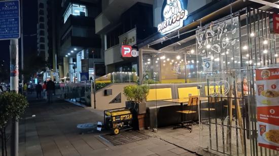 Un generador eléctrico a la entrada de un restaurante en la avenida República del Salvador, en el norte Quito, 4 de noviembre de 2024.