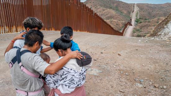 Una familia ecuatoriana de migrantes en la frontera de Estados Unidos, en junio de 2024.