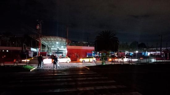 Calles sin luz cerca a la Estación La Ofelia, en el norte de Quito.