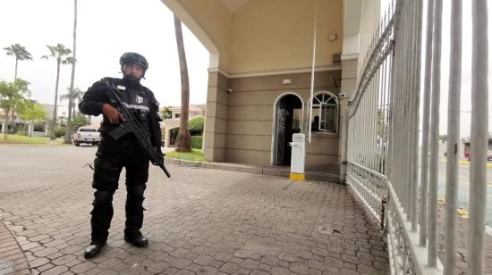 Un guardia con fusil refuerza la seguridad en la urbanización Torre del Sol, en La Puntilla, Samborondón, el martes 5 de noviembre de 2024, tras el robo de ocho casas del domingo en ese conjunto residencial.