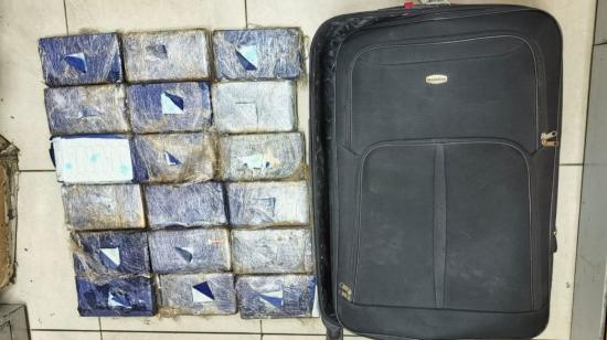 Los 18 bloques de cocaína que estaban dentro de una maleta don destino a Alemania, fue hallada en el aeropuerto de Guayaquil el lunes 4 de noviembre de 2024.