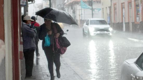 Minutos después de un intenso sol y altas temperaturas en Cuenca, la tarde de este 5 de noviembre se registró una intensa lluvia con granizo.