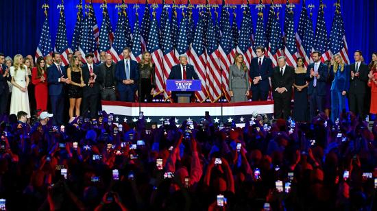 El presidente electo de Estados Unidos, el republicano Donald Trump, en un discurso en Pal Beach, Florida, en la madrugada del 6 de noviembre de 2024.