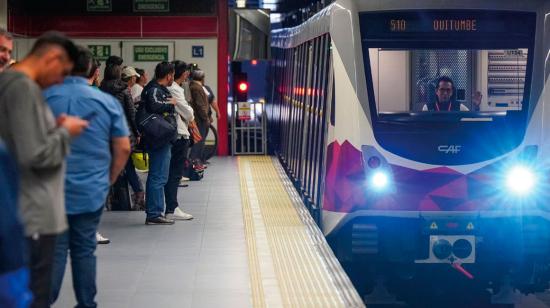 Pasajeros en una estación del Metro de Quito.