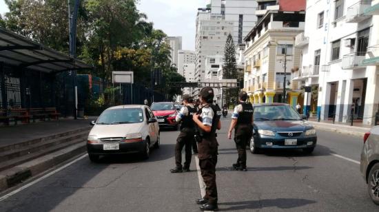 Controles policiales durante los cortes de luz en Guayaquil.